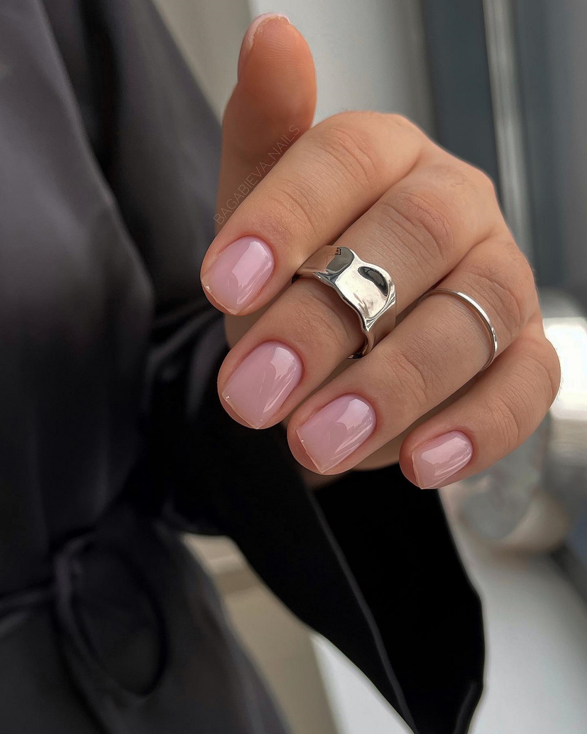 Почему полупрозрачный маникюр весной выглядит дороже