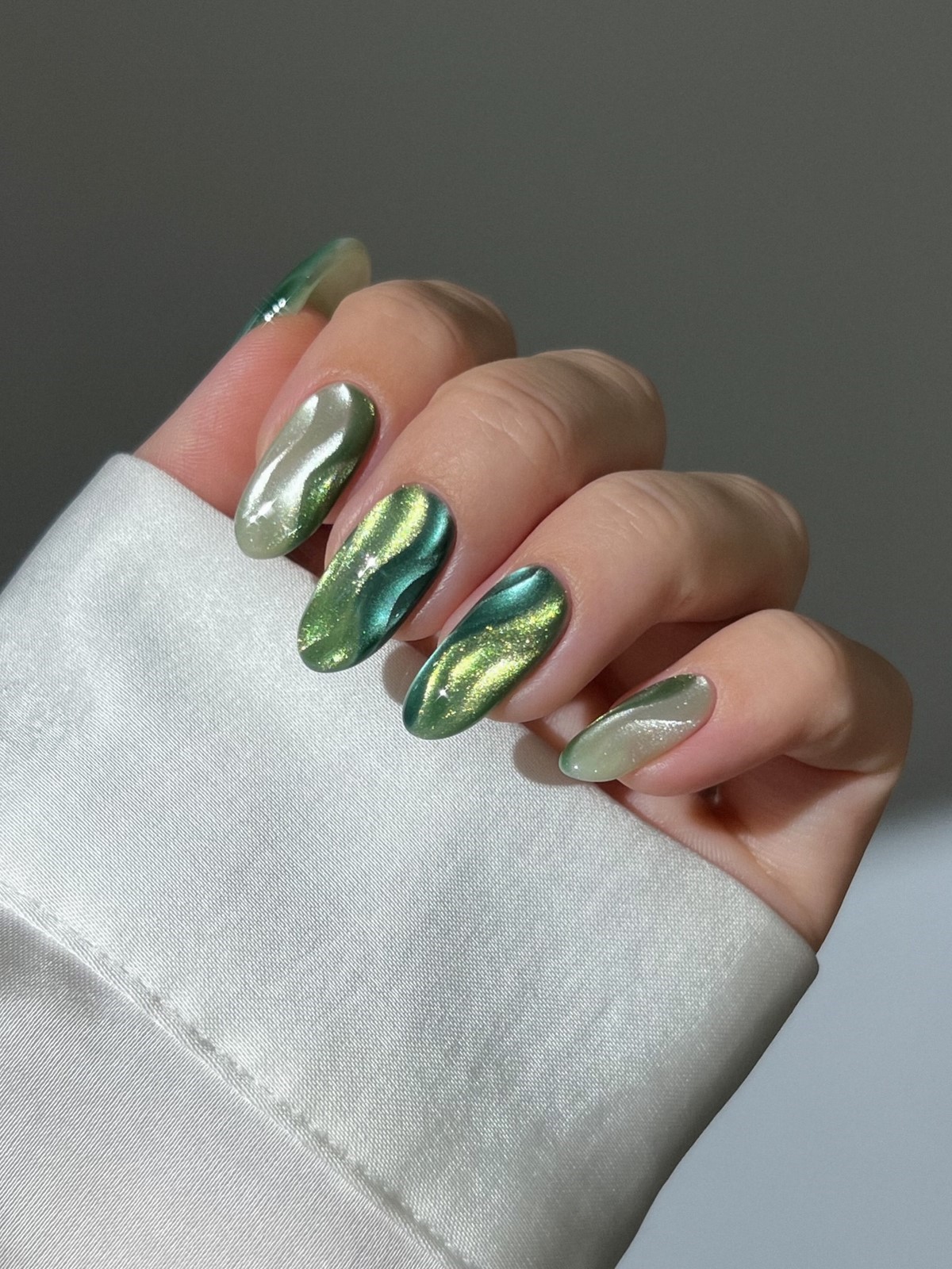 Зеленый маникюр апреля 2026: оттенки, которые захватили тренды