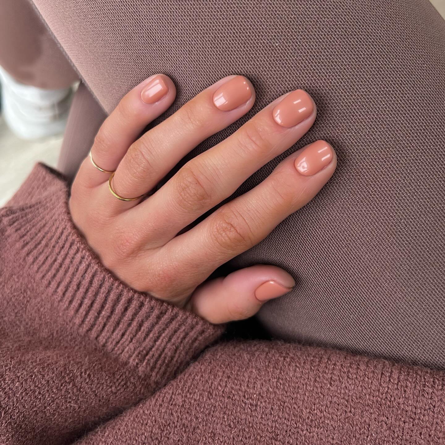 Бежевый маникюр весной 2026: тихая сенсация сезона