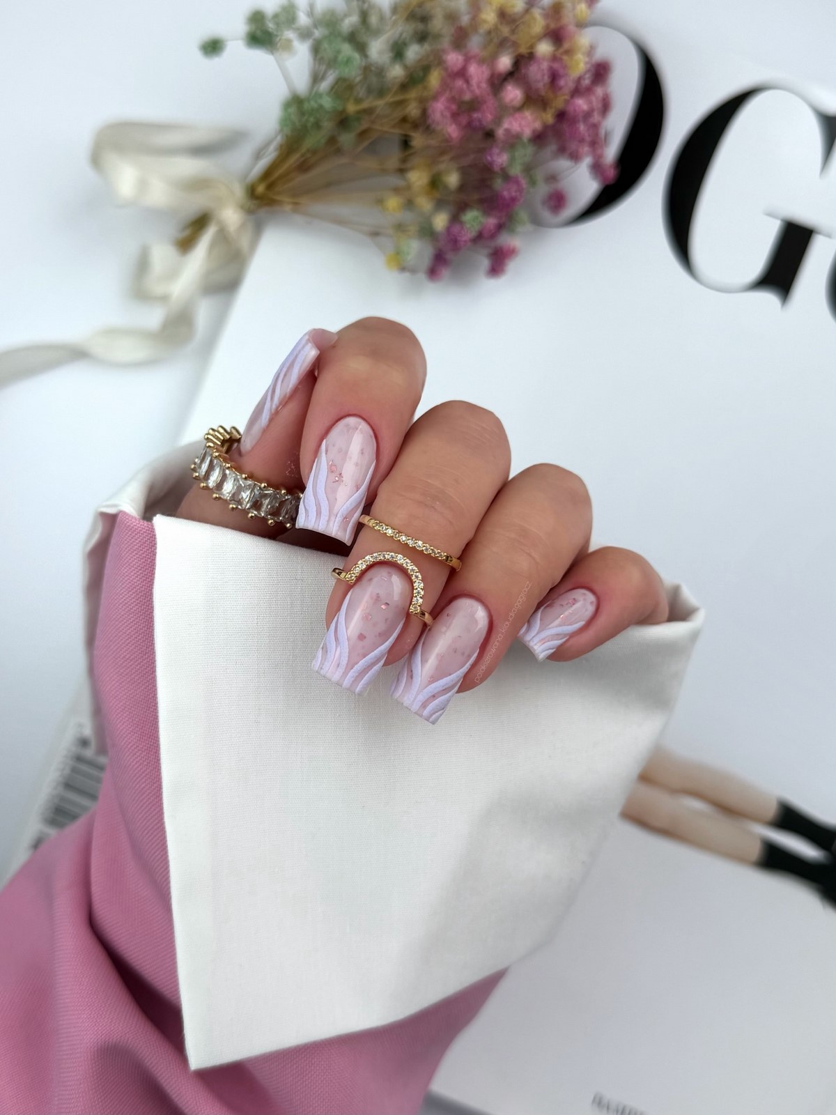 Почему лавандовый маникюр весной выглядит нежнее розового