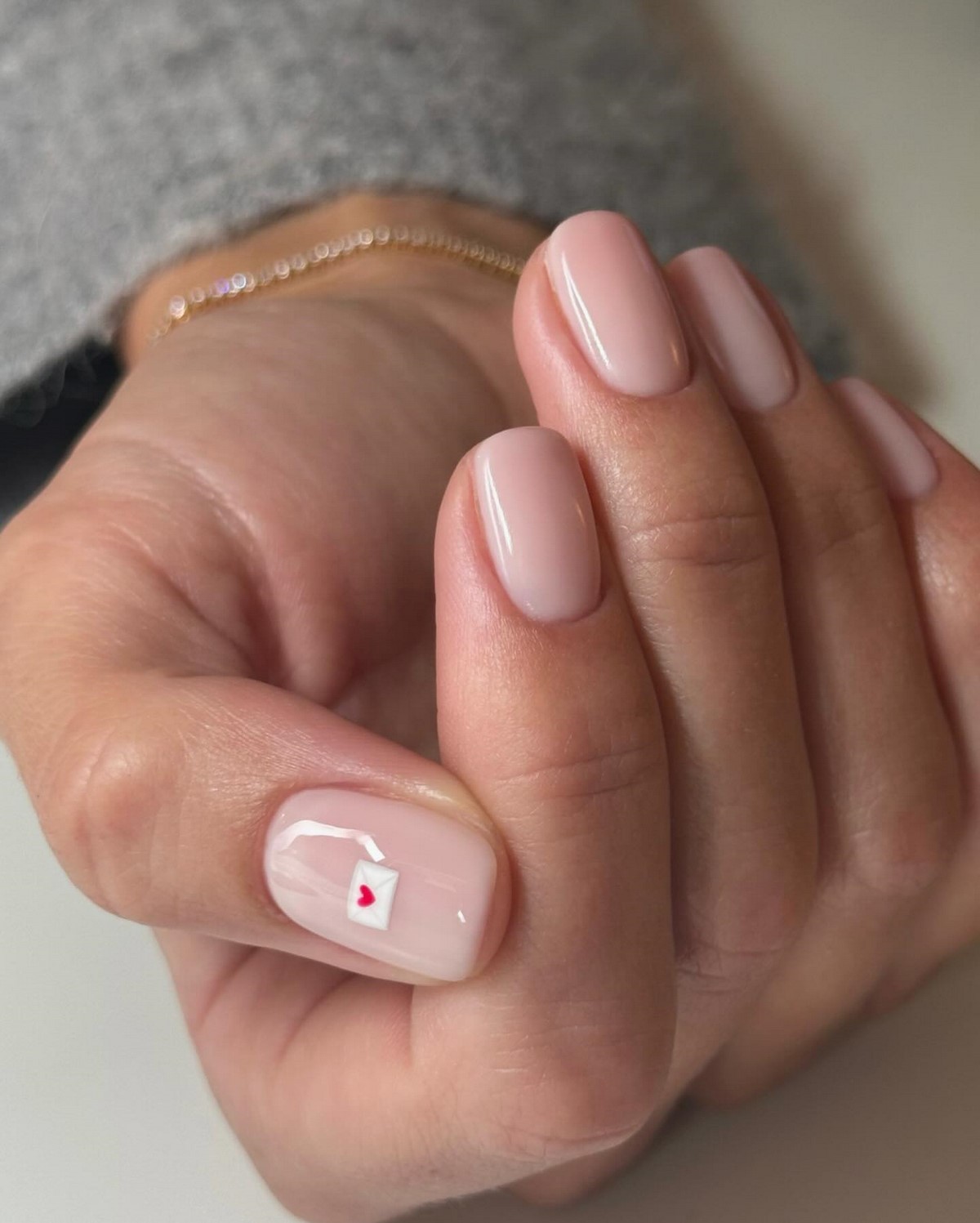 Маникюр с маленьким сердцем: нежный акцент, который заметили все