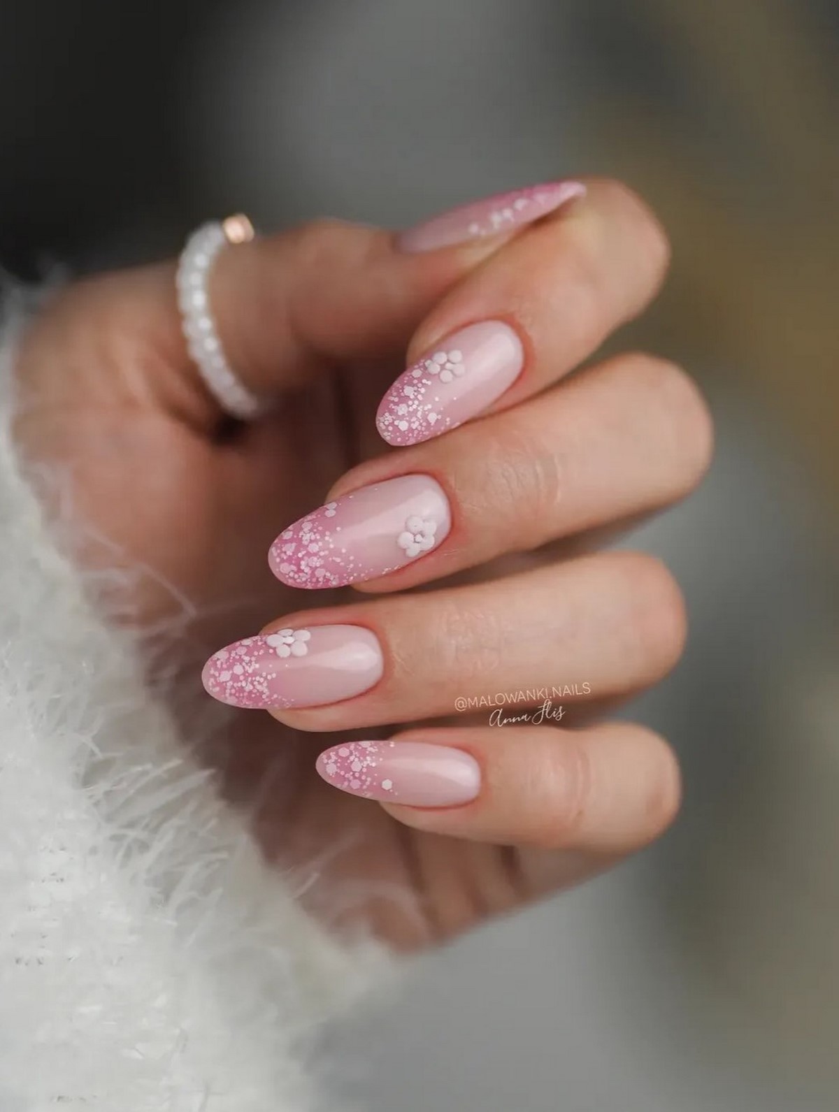Мини-цветочки на ногтях: нежный маникюр, который вернулся в тренды