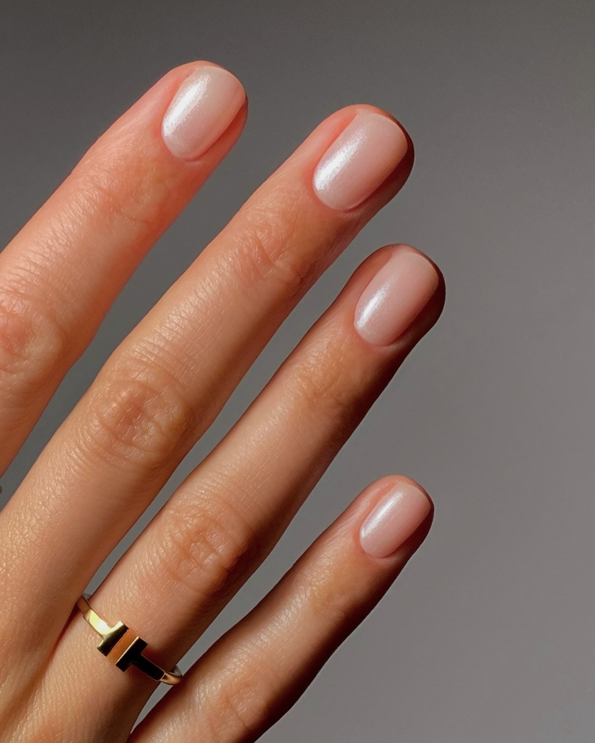 Маникюр с мягким блеском: минимализм, который выглядит дорого