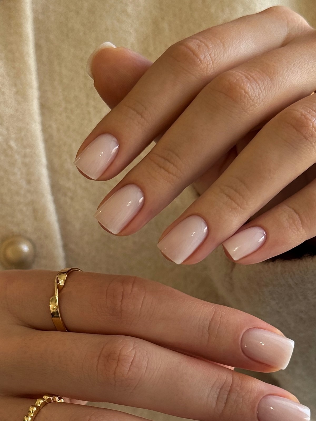 Маникюр с эффектом “чистых ногтей”: тренд, который заменил сложный дизайн