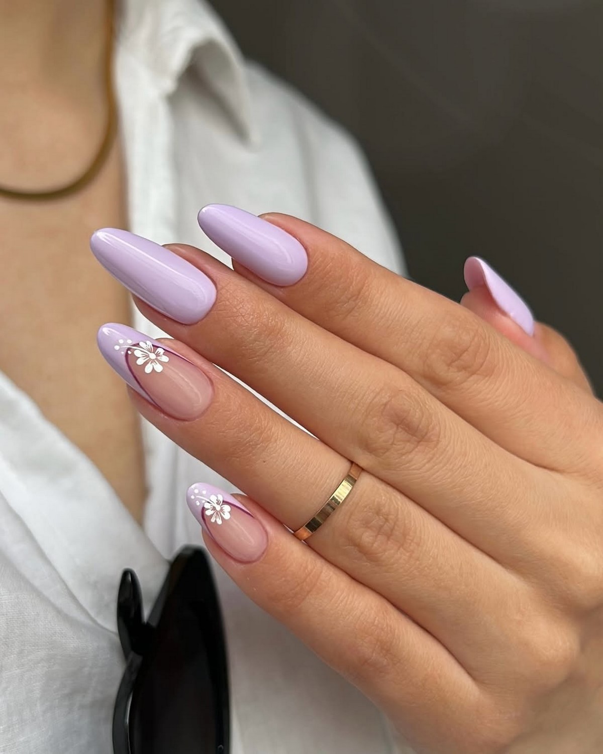 Маникюр с прозрачным центром: новый эффект легкости на ногтях