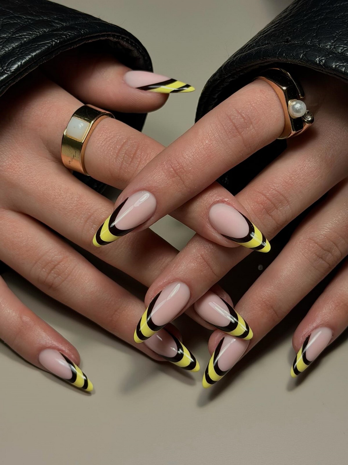Маникюр с разноцветными полосками: главный яркий дизайн весны