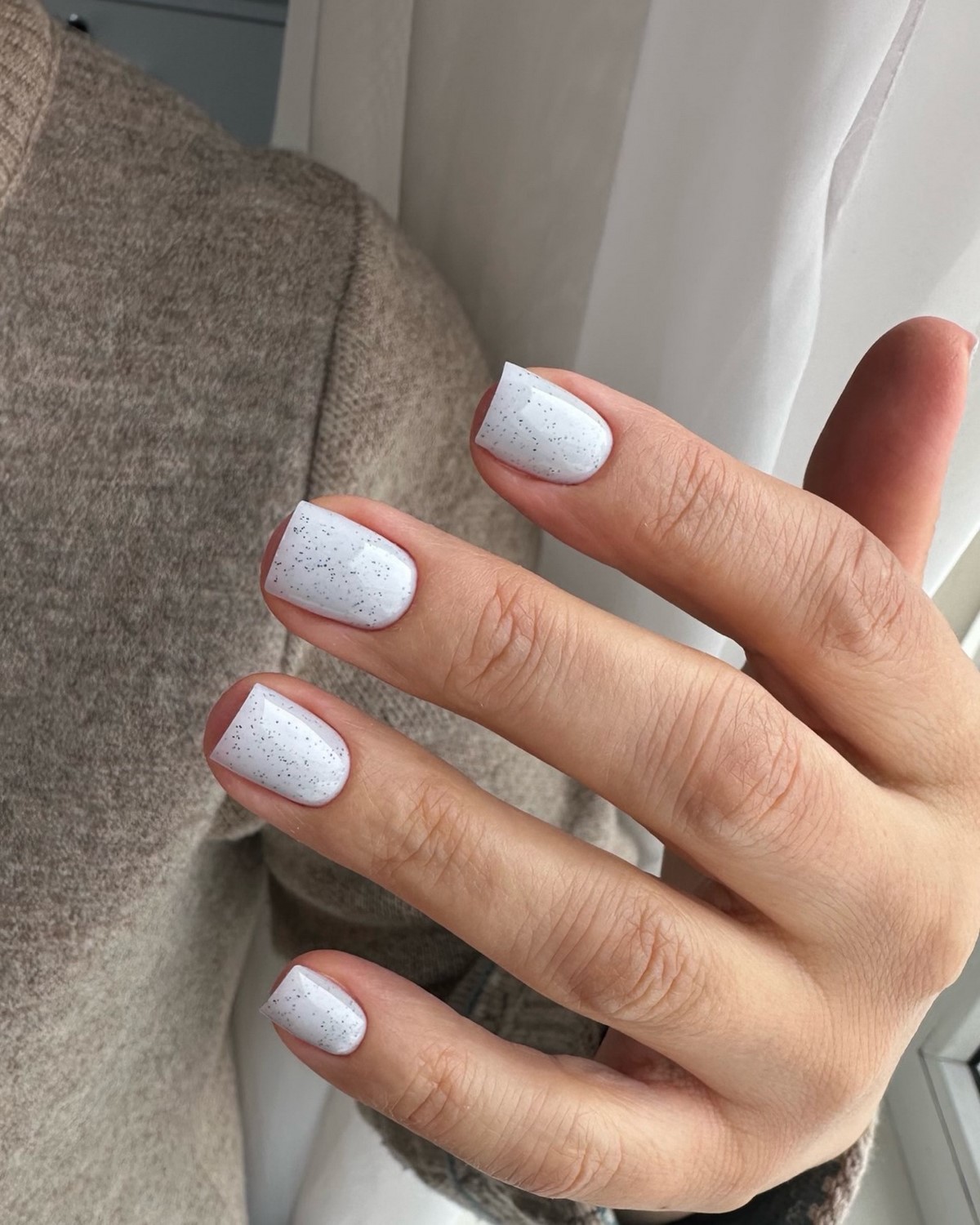 Молочный маникюр апреля 2026: новый стандарт вместо нюда