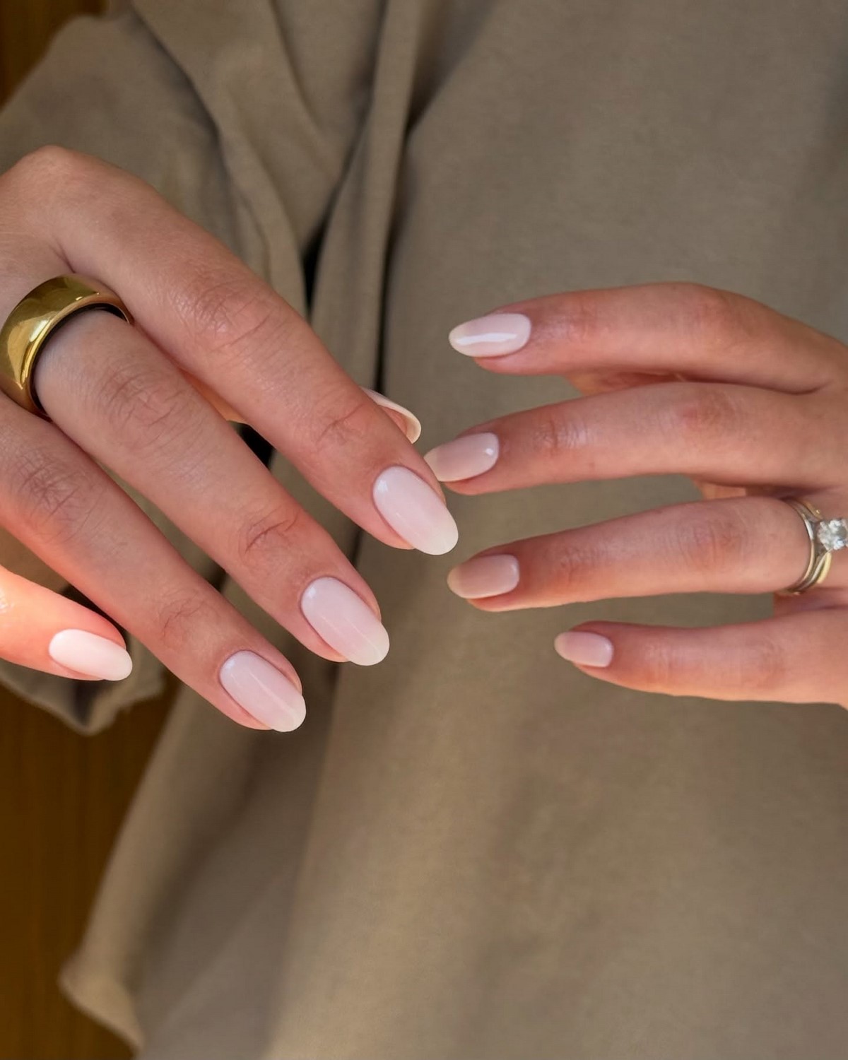 Почему молочный маникюр весной смотрится дороже нюда