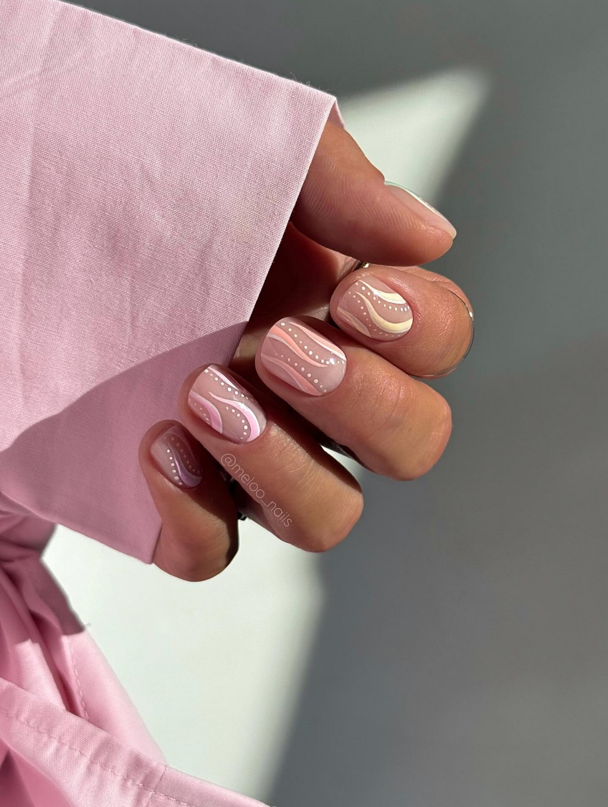 Почему полупрозрачный маникюр весной выглядит дороже