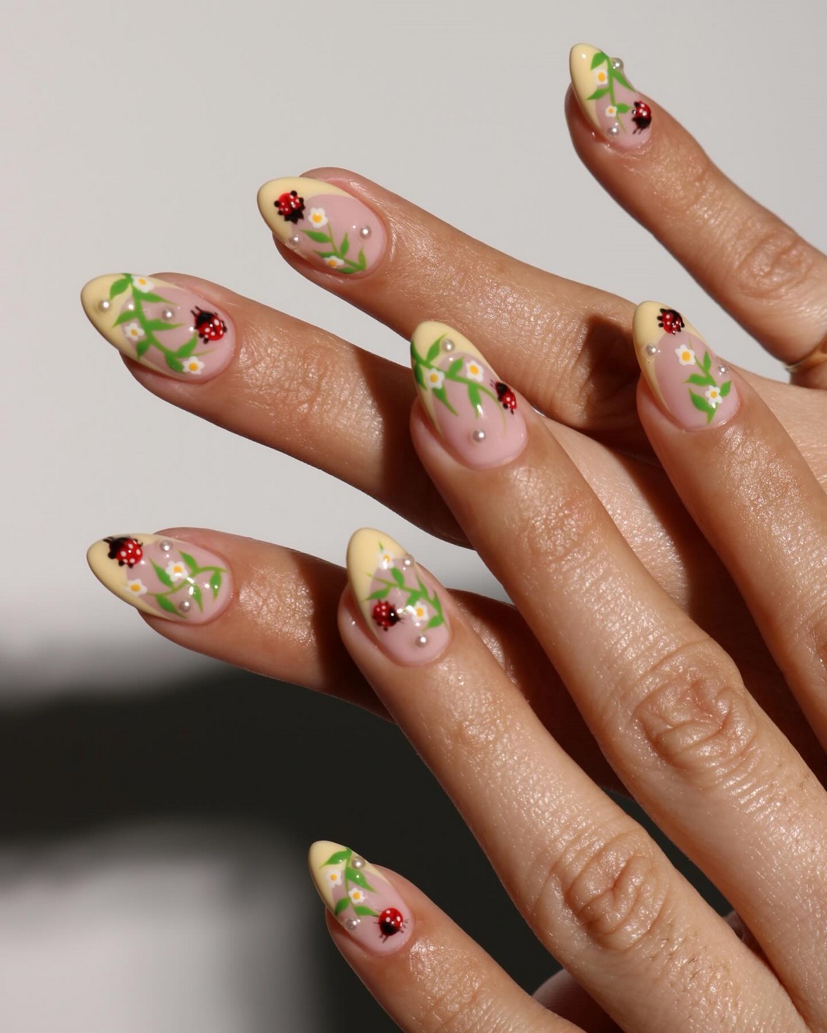 Весенний френч на апрель 2026: свежие формы вместо классики