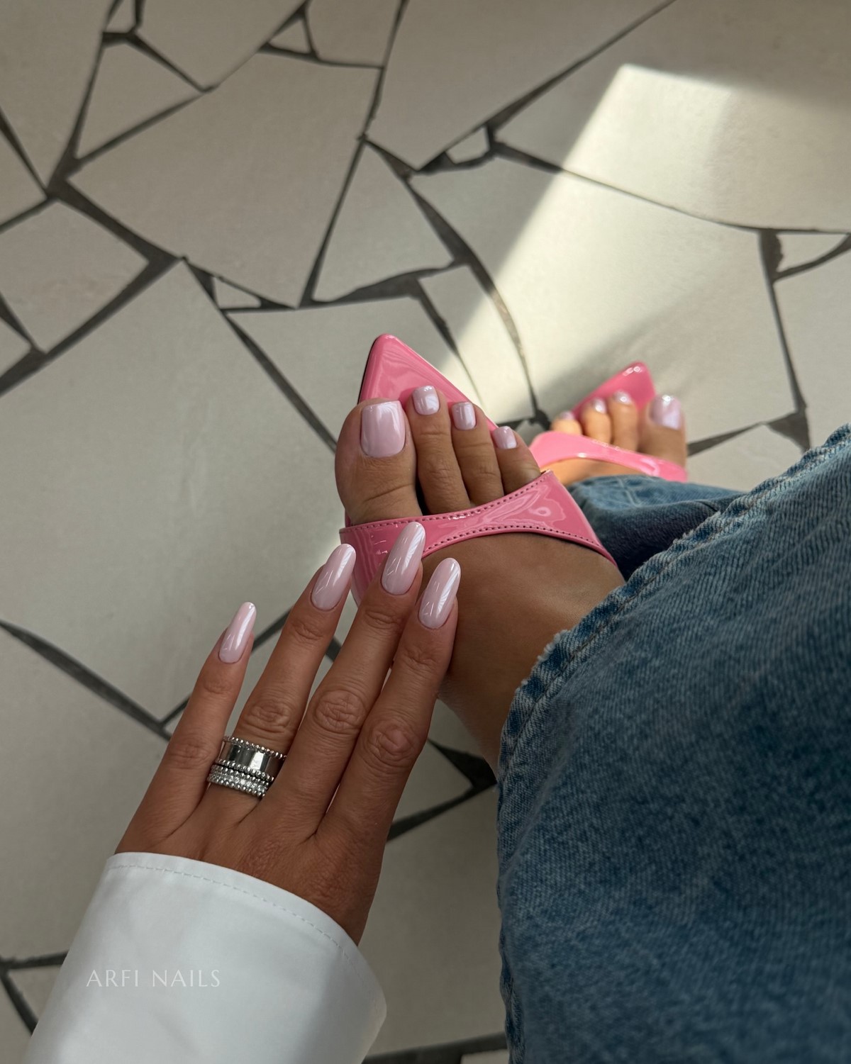 Забудьте про зайчиков на Пасху 2026: какой маникюр выбирают сейчас