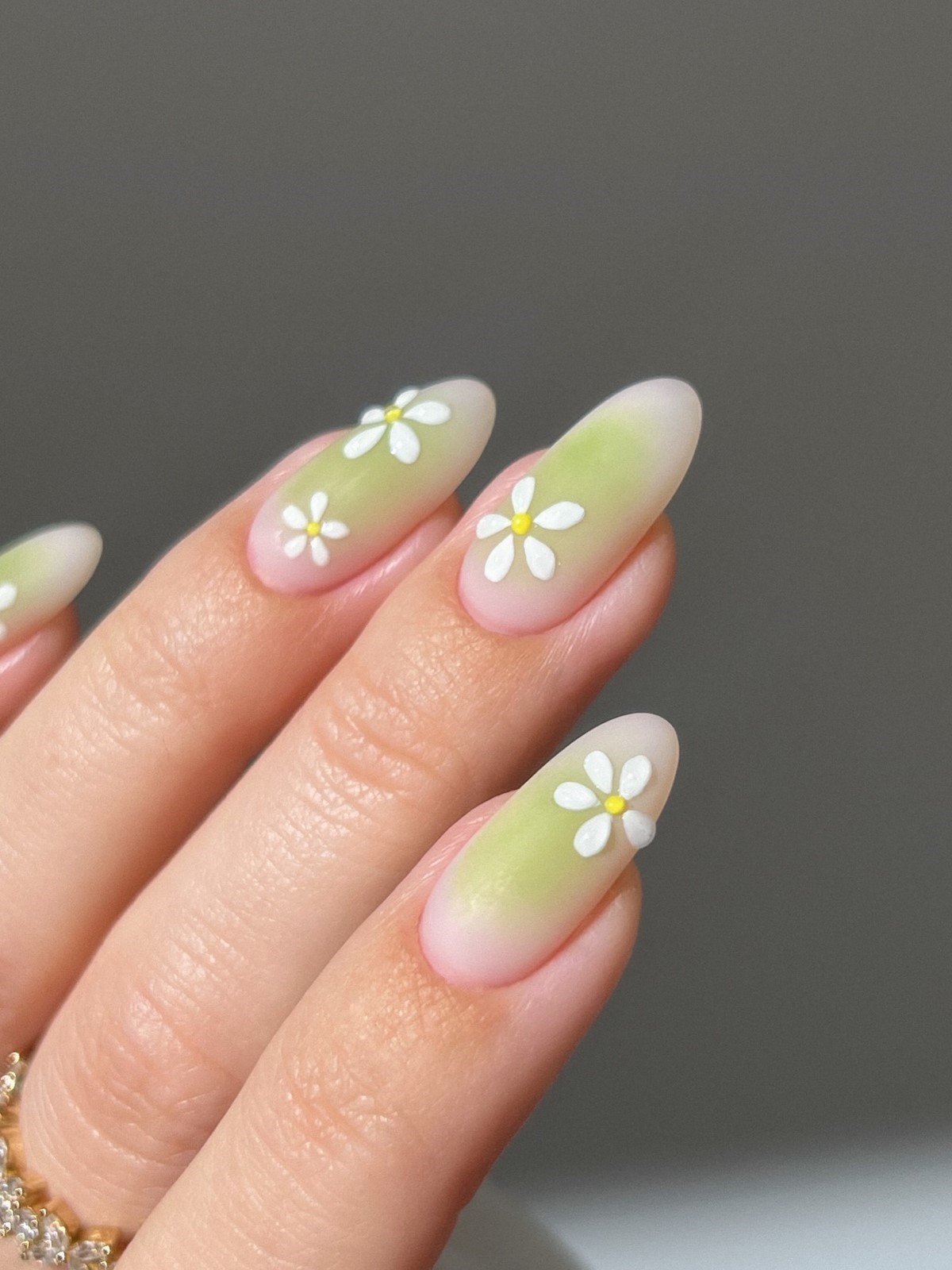 Зеленый маникюр апреля 2026: оттенки, которые захватили тренды