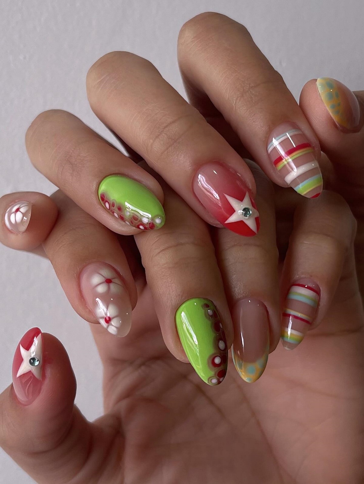 Дофаминовый маникюр весной 2026: взрыв цвета на ваших ногтях