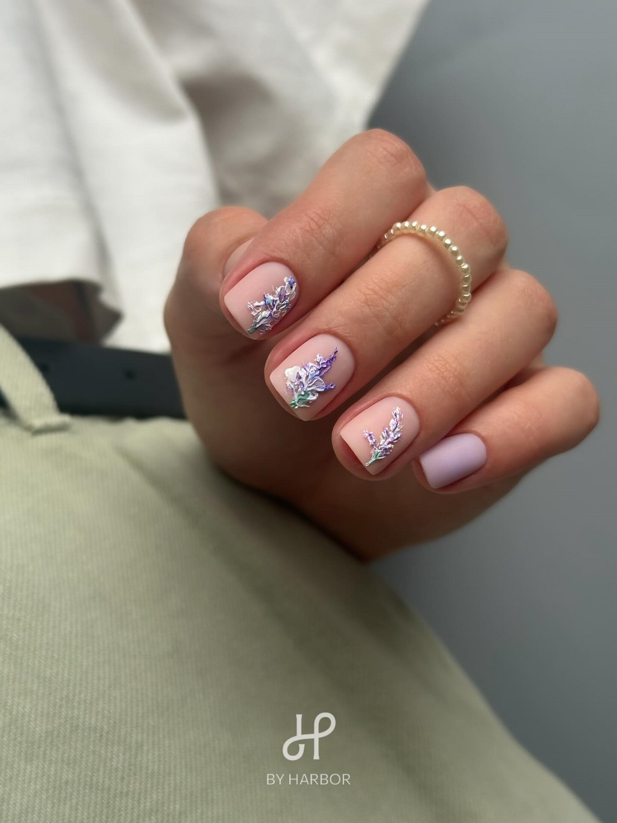 Мини-цветочки на ногтях: нежный маникюр, который вернулся в тренды