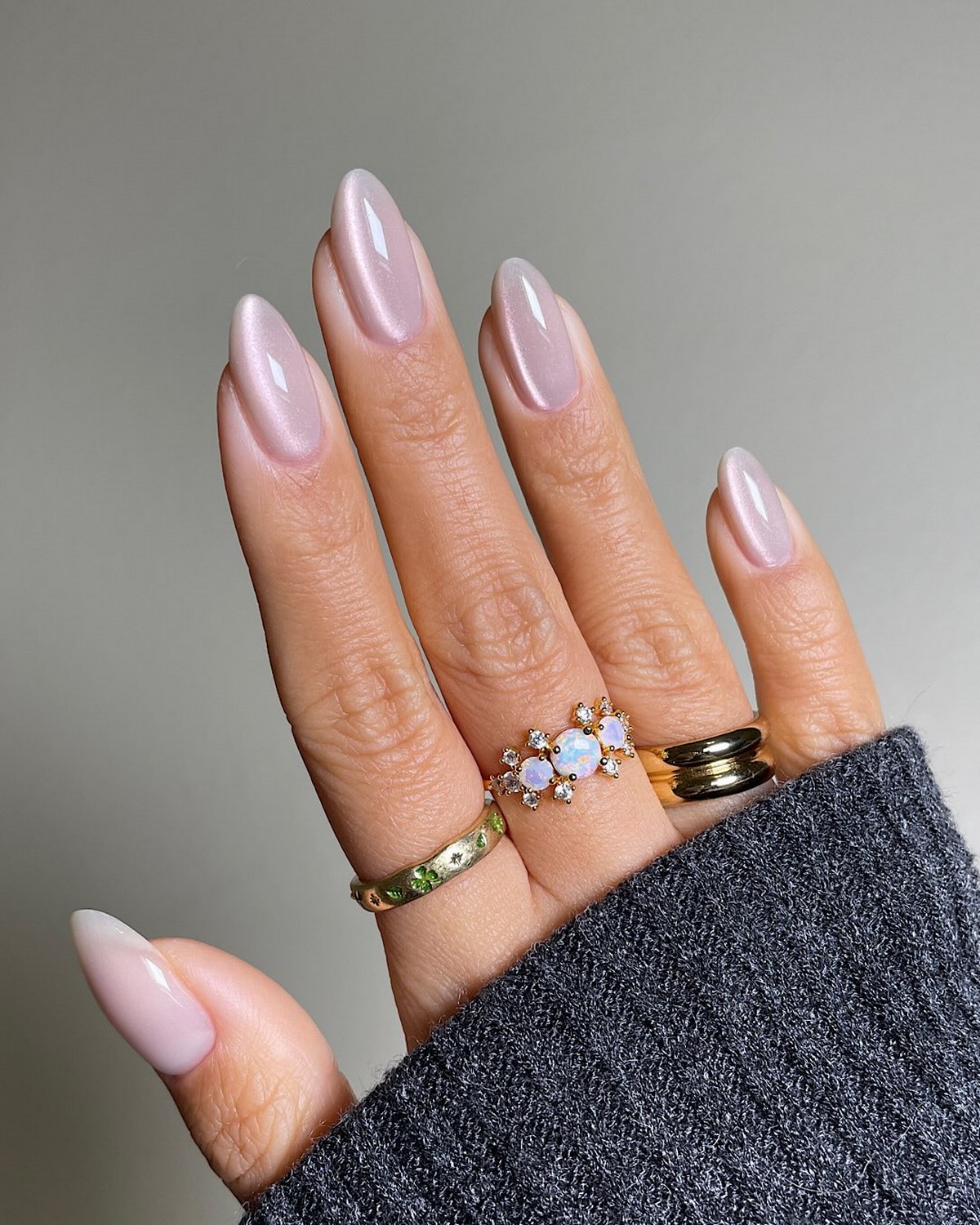 Маникюр с мягким блеском: минимализм, который выглядит дорого