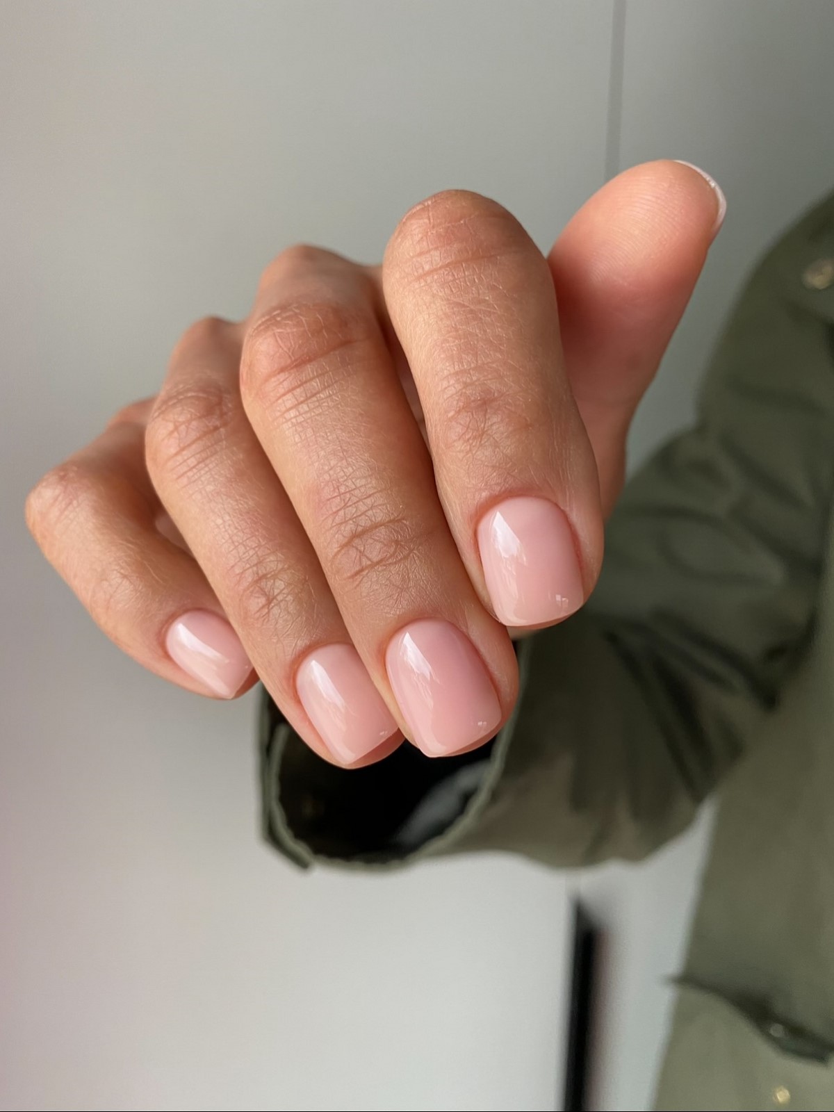 Маникюр с эффектом “чистых ногтей”: тренд, который заменил сложный дизайн