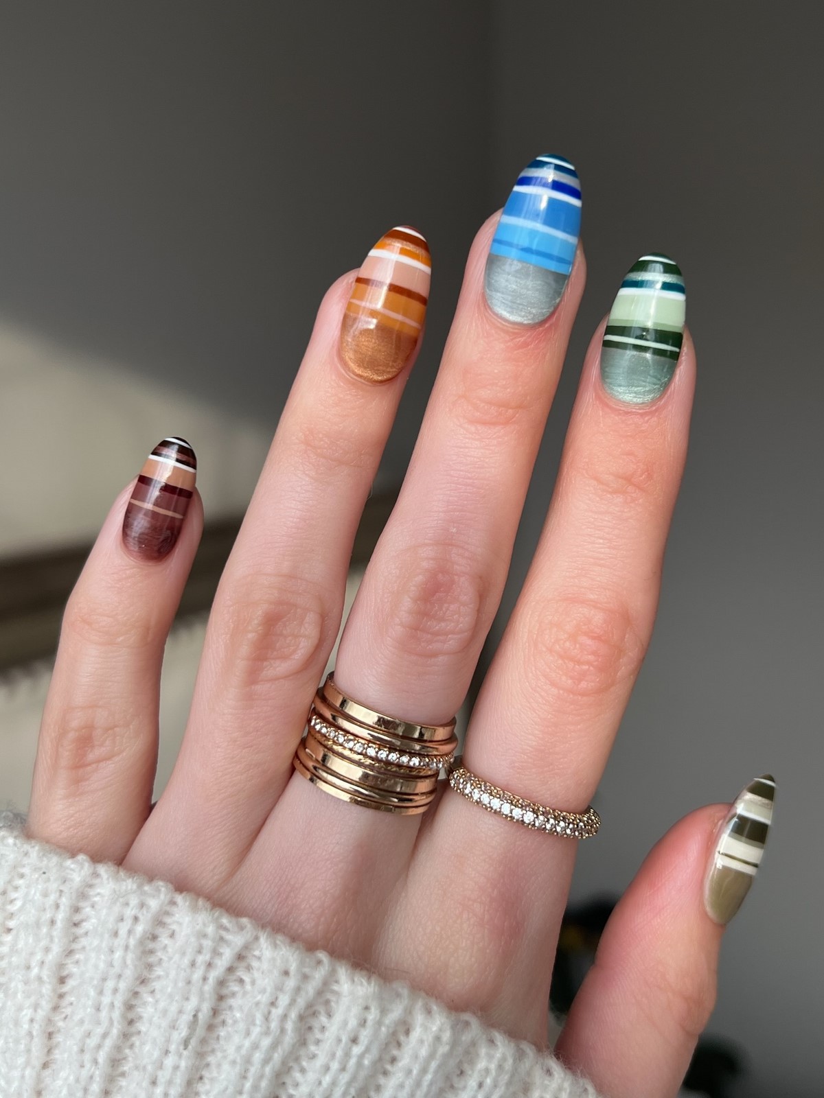 Маникюр с разноцветными полосками: главный яркий дизайн весны