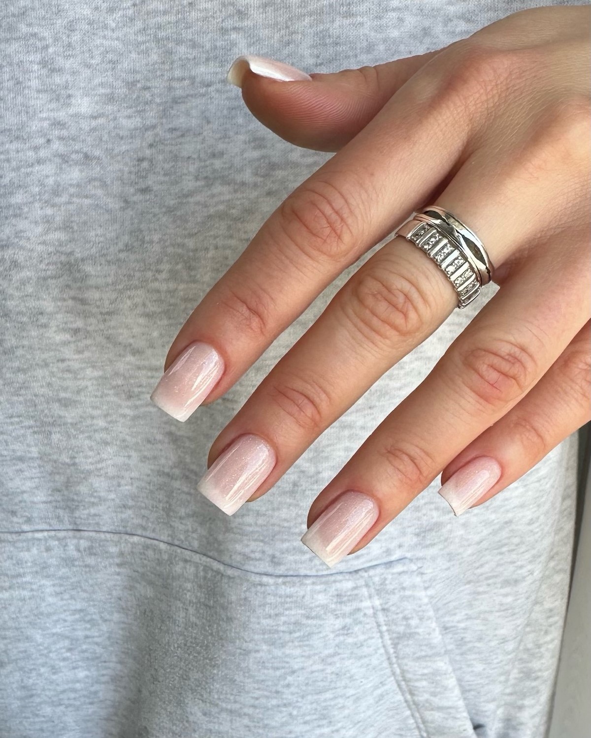 Почему молочный маникюр весной смотрится дороже нюда