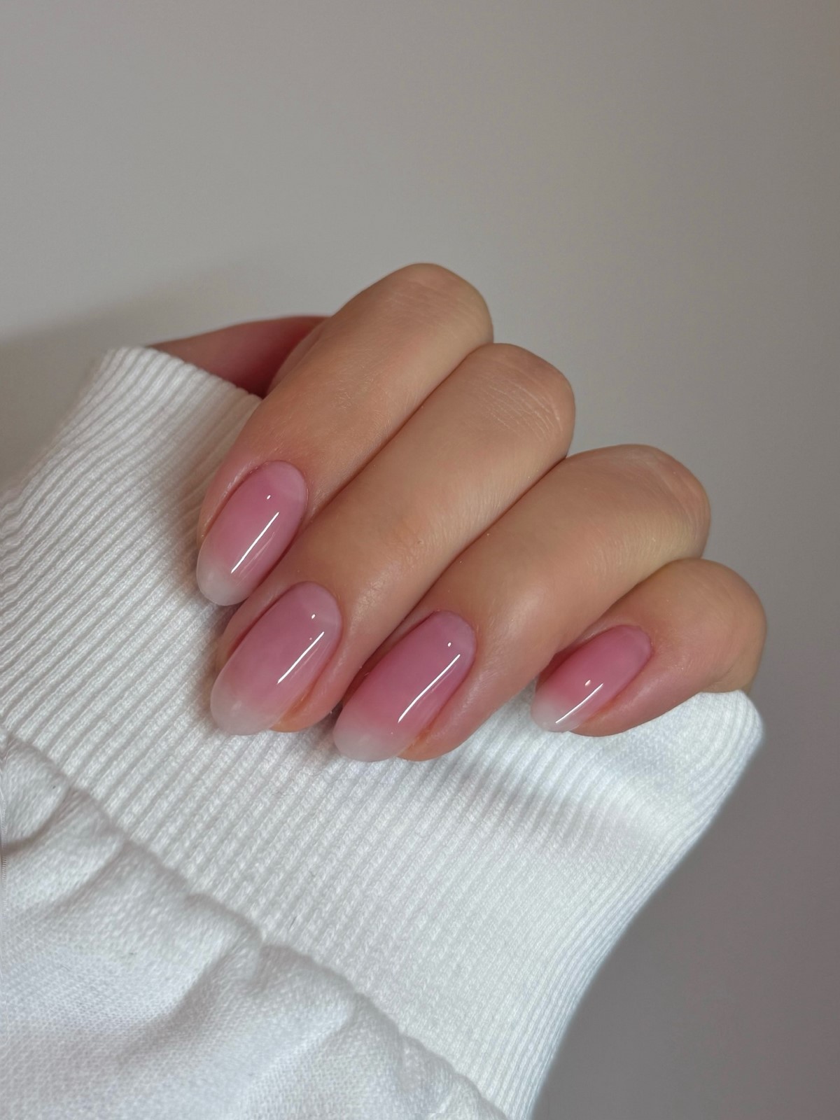 Нежный маникюр без дизайна: оттенки, которые выглядят аккуратно и стильно