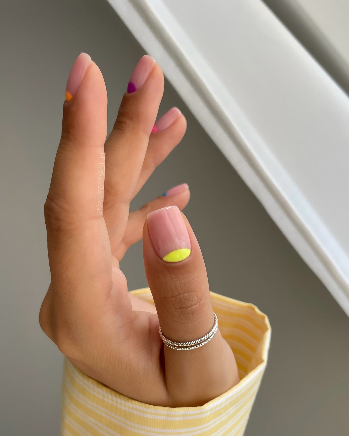 Почему полупрозрачный маникюр весной выглядит дороже