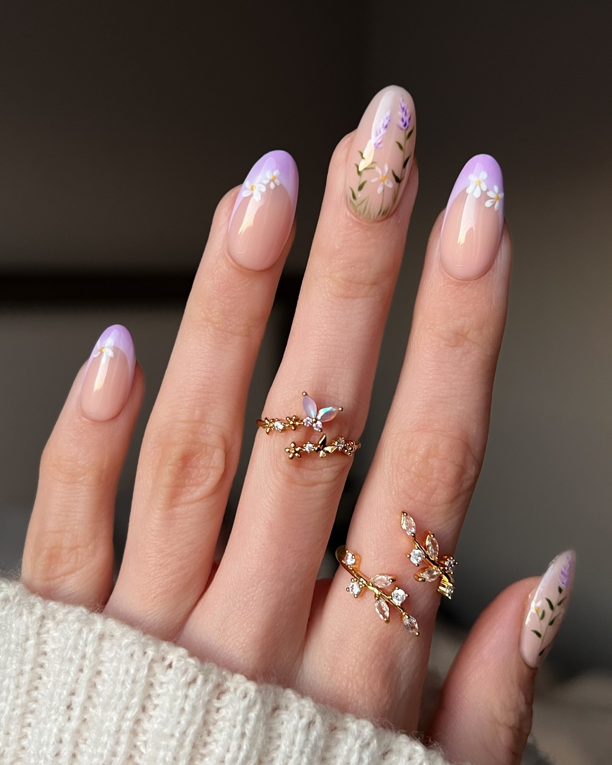 Весенний френч на апрель 2026: свежие формы вместо классики