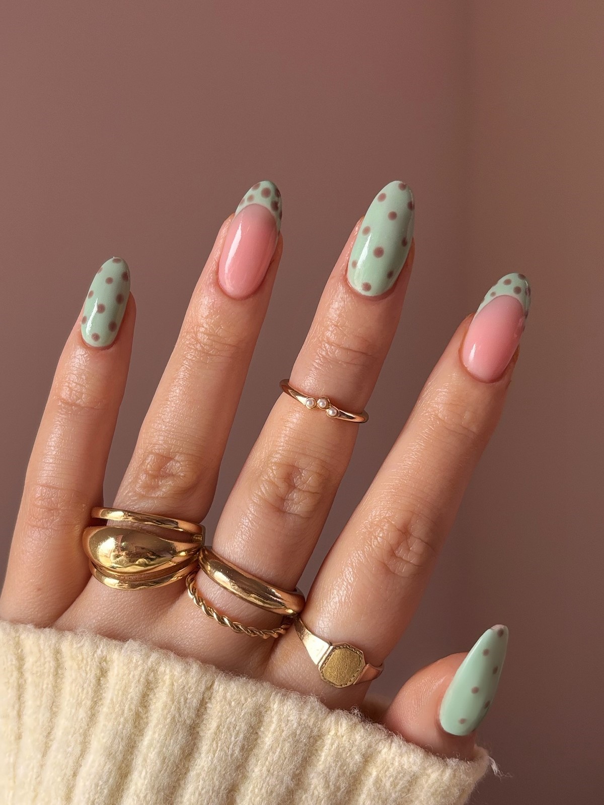 Зеленый маникюр апреля 2026: оттенки, которые захватили тренды