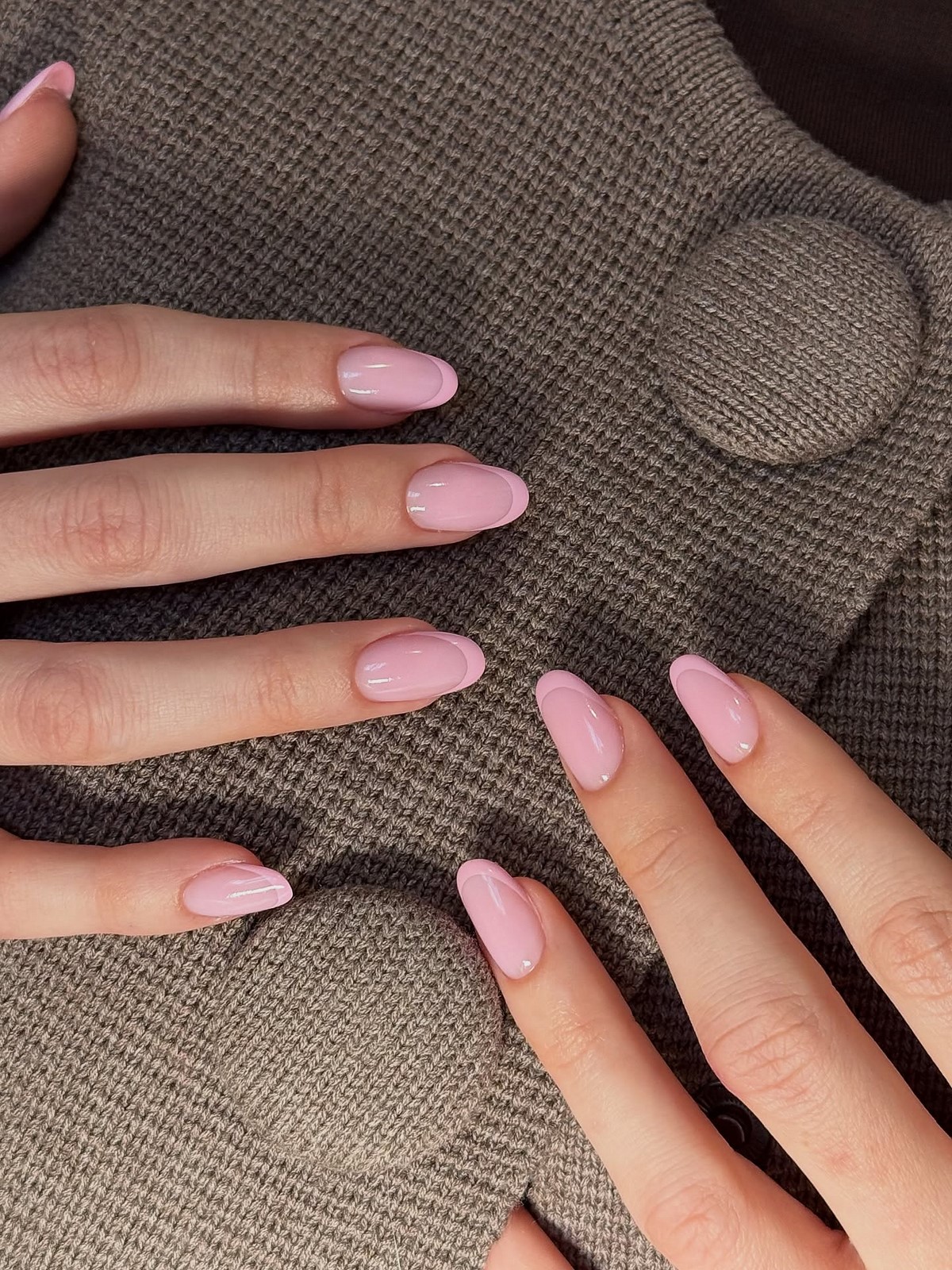 Нежный маникюр: оттенки, которые делают руки визуально моложе