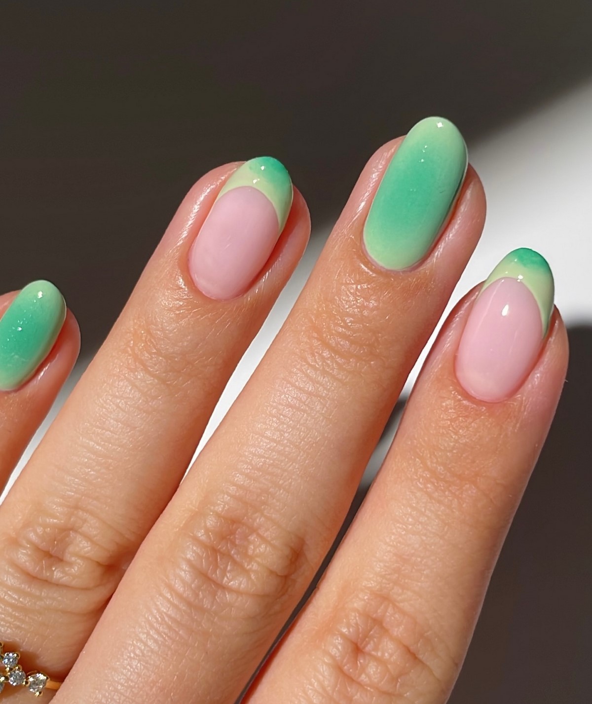 Дофаминовый маникюр весной 2026: взрыв цвета на ваших ногтях