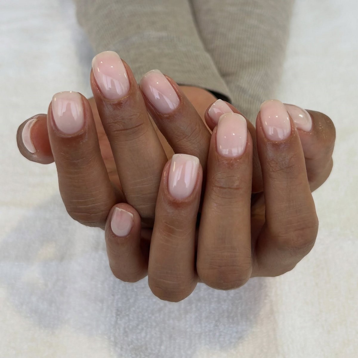 Короткие ногти на апрель: дорогие и аккуратные цвета