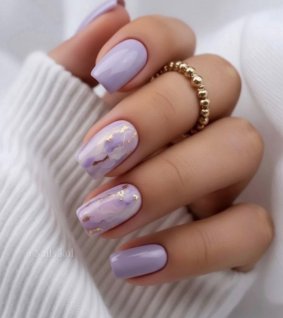 Почему лавандовый маникюр весной выглядит нежнее розового