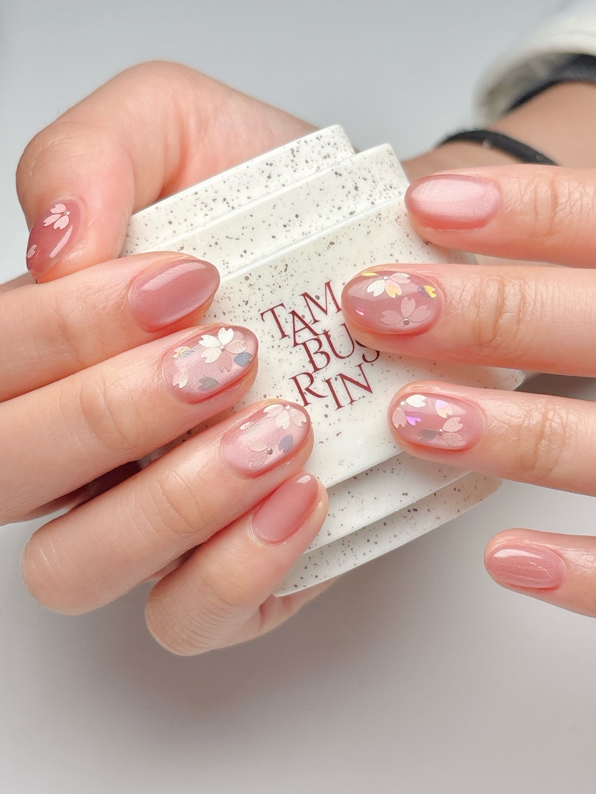 Кошачий глаз на ногтях: 5 оттенков, которые в тренде