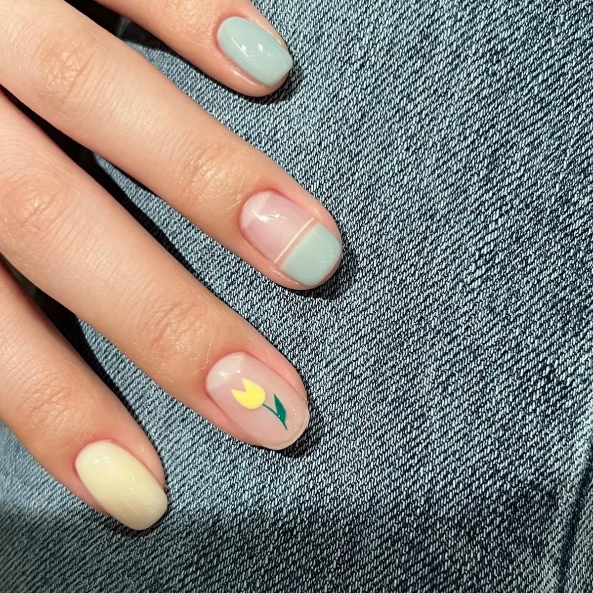 Мини-цветочки на ногтях: нежный маникюр, который вернулся в тренды