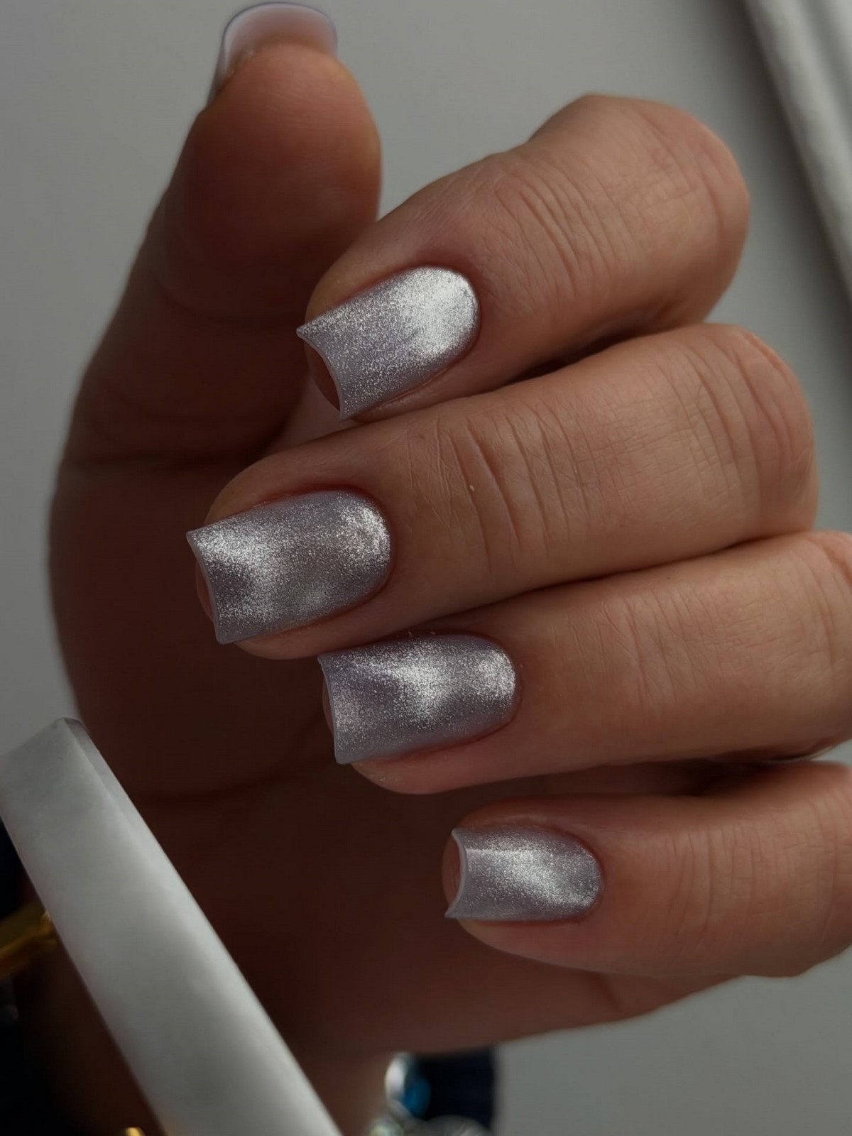 Маникюр с мягким блеском: минимализм, который выглядит дорого