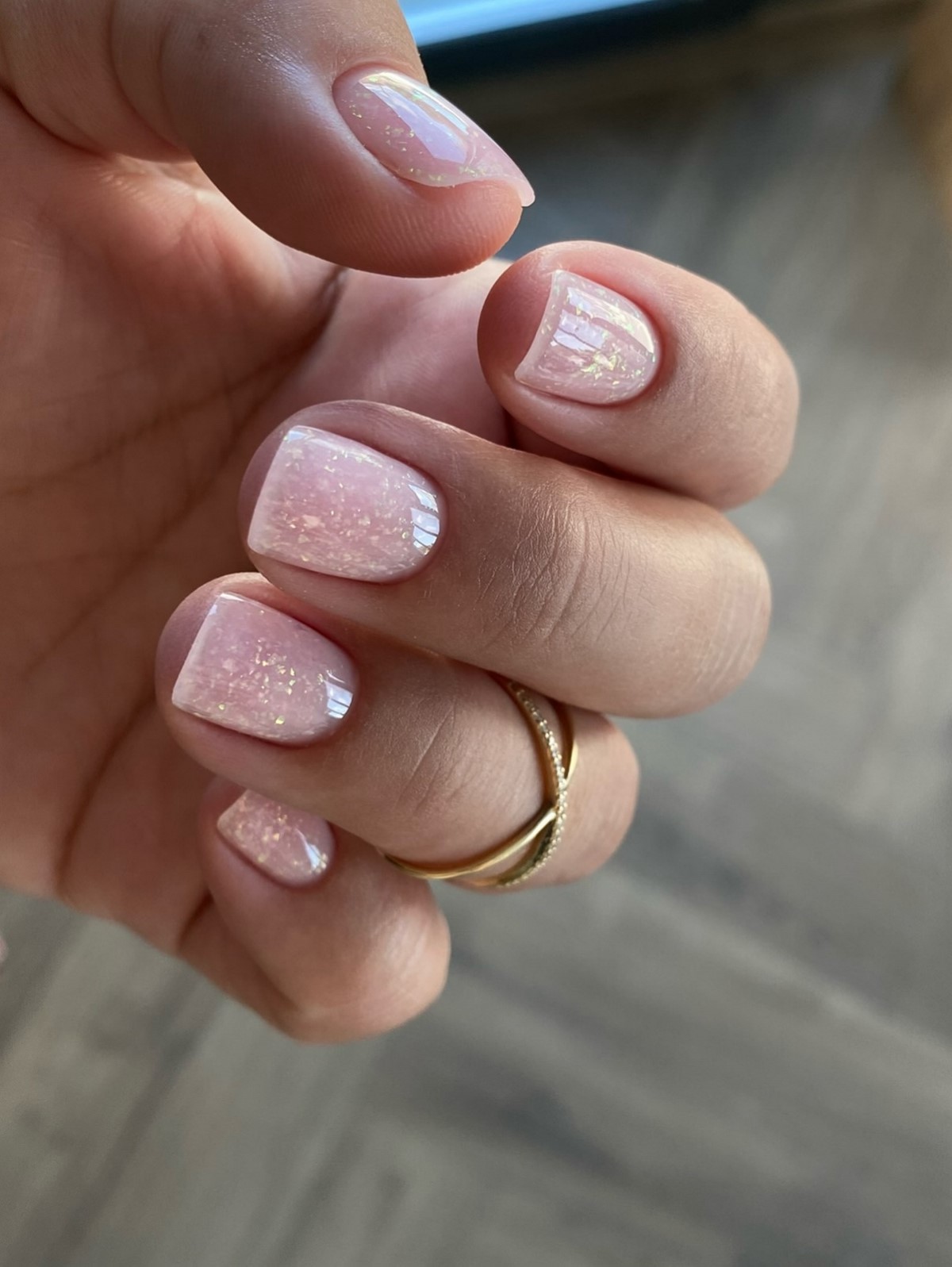 Маникюр с эффектом “чистых ногтей”: тренд, который заменил сложный дизайн
