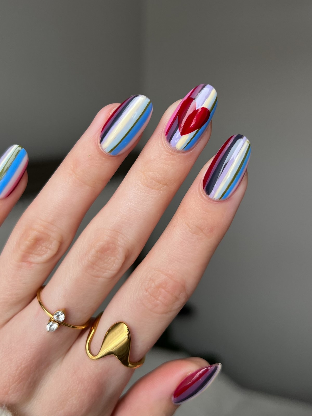 Маникюр с разноцветными полосками: главный яркий дизайн весны