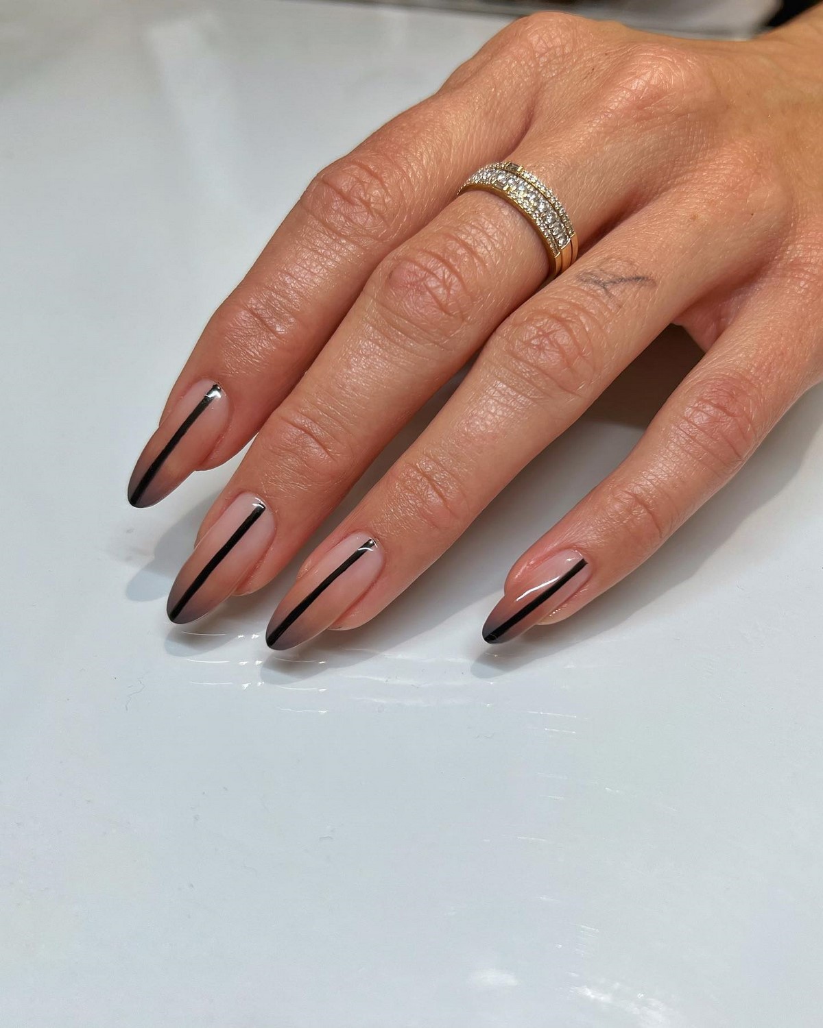 Маникюр с тонкой линией: минималистичный тренд весны 2026