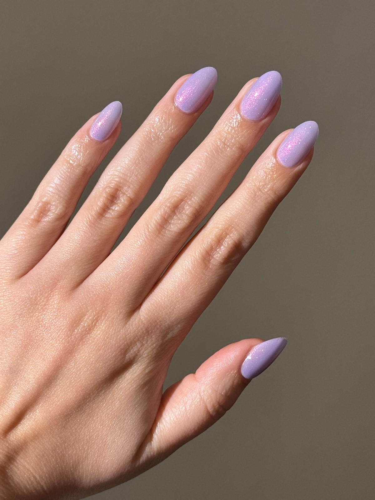 Маникюр в нежных тонах: оттенки, которые освежают руки