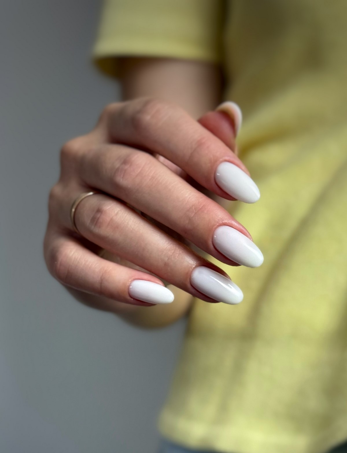 Нежный маникюр: оттенки, которые делают руки визуально моложе