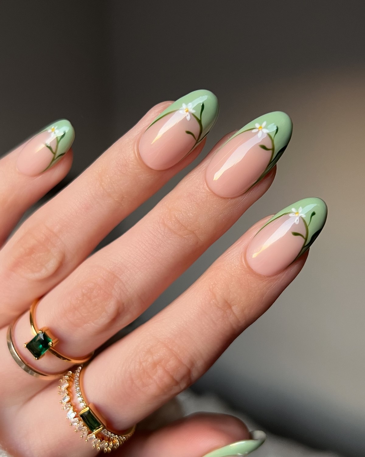 Весенний френч на апрель 2026: свежие формы вместо классики