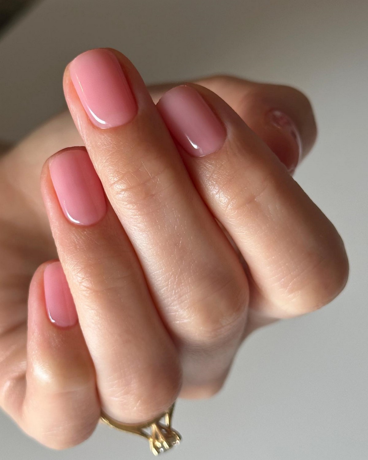 Забудьте про зайчиков на Пасху 2026: какой маникюр выбирают сейчас