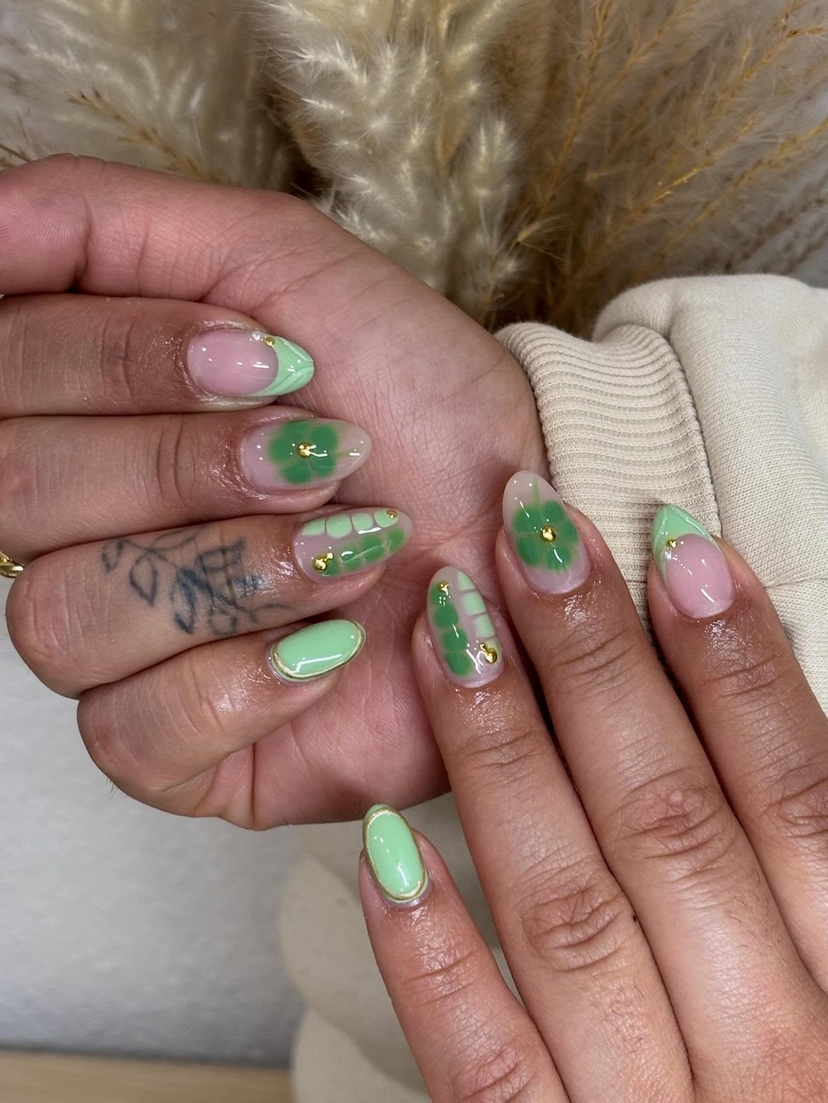 Зеленый маникюр апреля 2026: оттенки, которые захватили тренды