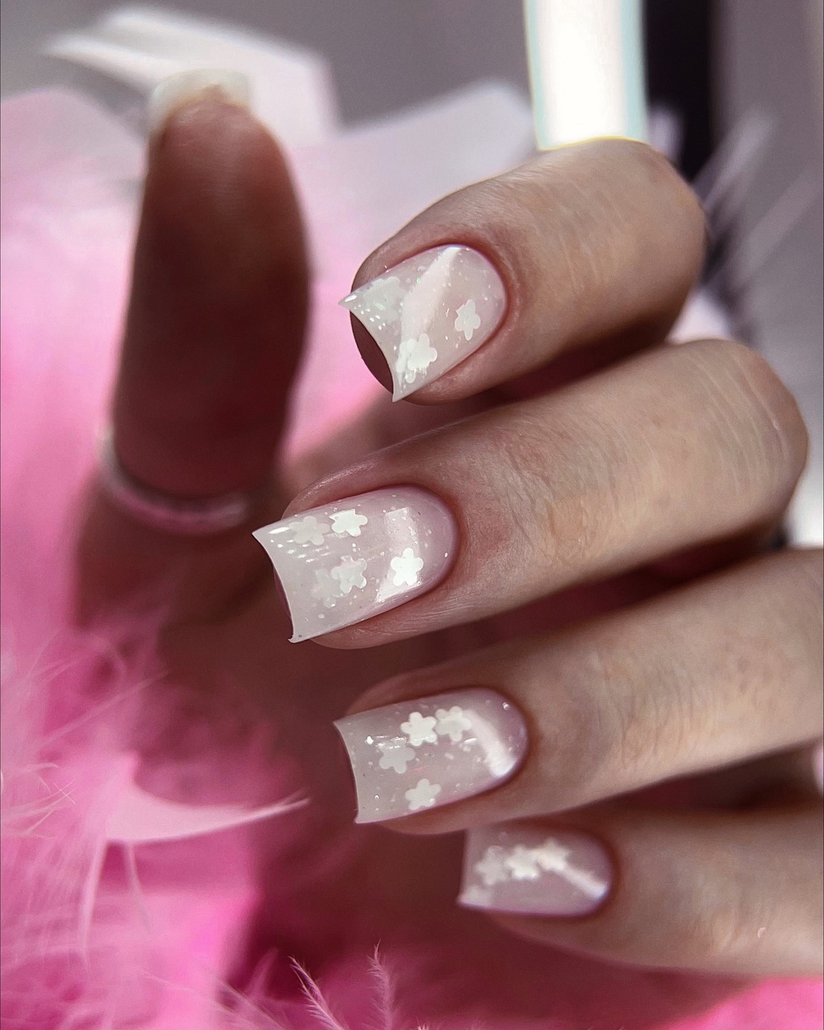 Маникюр с эффектом стекла: секрет дорогого вида