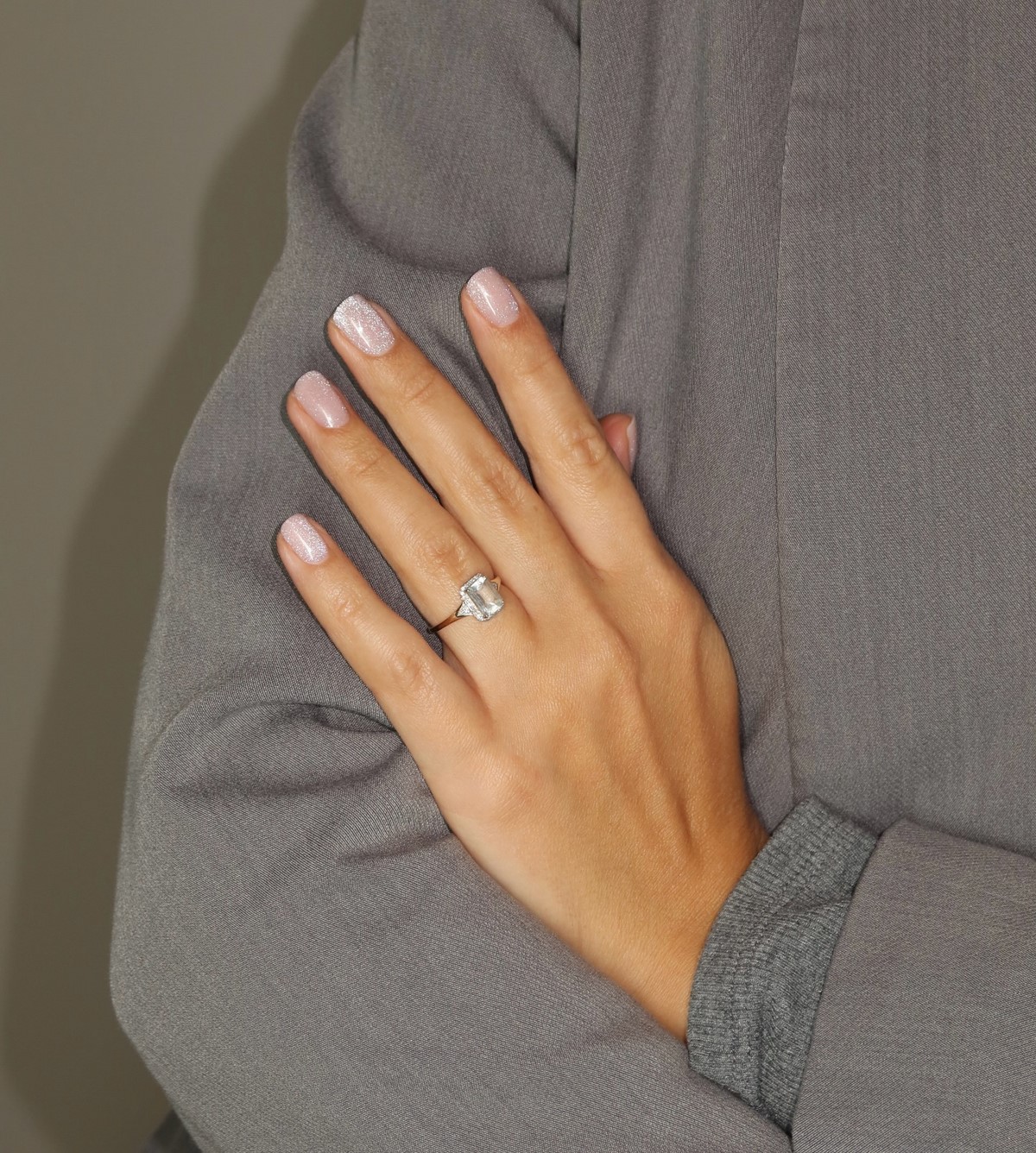 Маникюр с мягким блеском: минимализм, который выглядит дорого