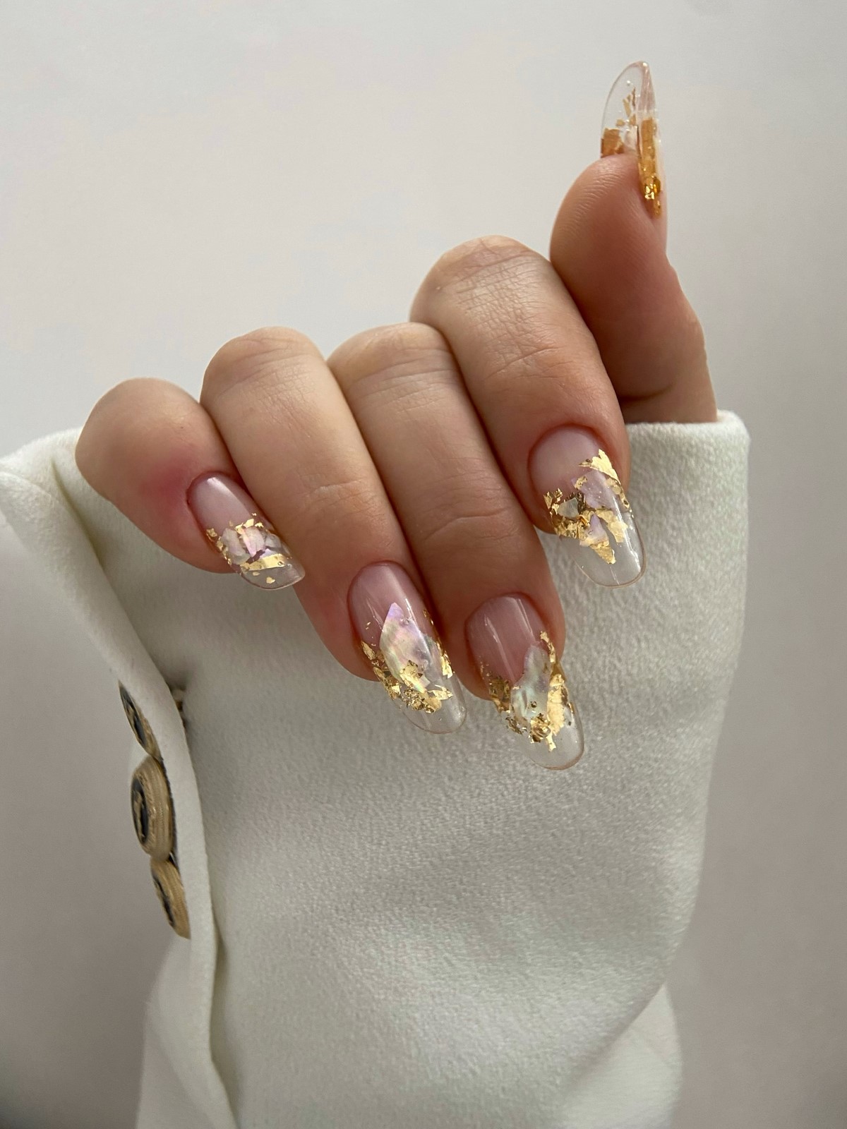 Маникюр с прозрачным центром: новый эффект легкости на ногтях