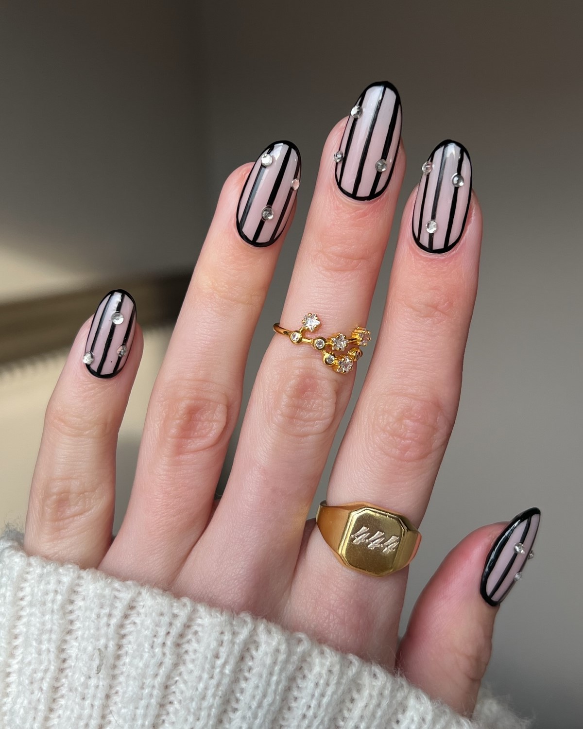 Маникюр с разноцветными полосками: главный яркий дизайн весны