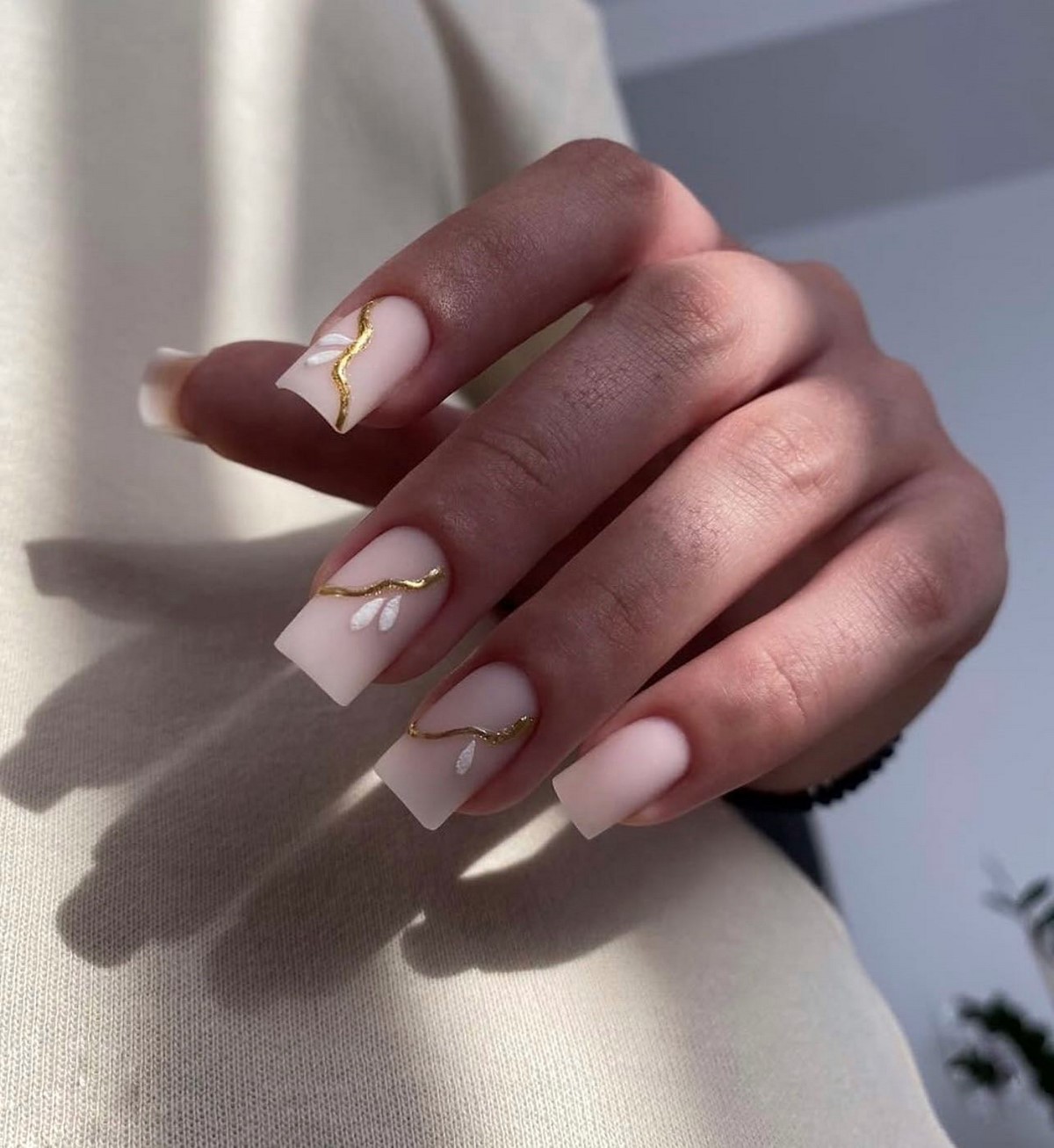 Маникюр с тонкой линией: минималистичный тренд весны 2026