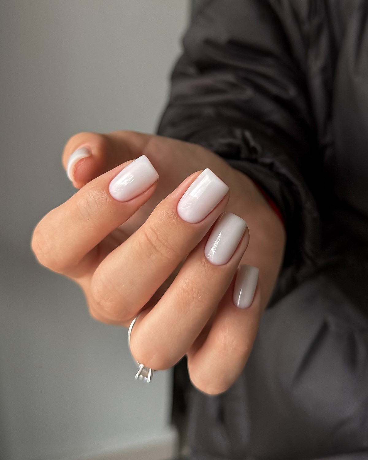 Маникюр в нежных тонах: оттенки, которые освежают руки