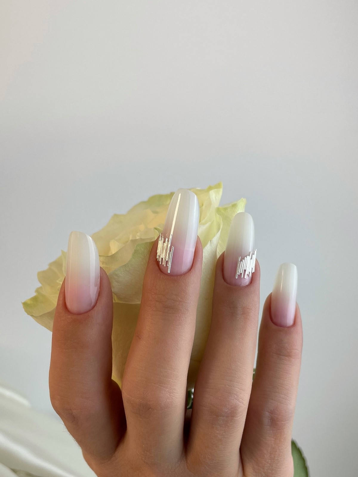 Молочный маникюр апреля 2026: новый стандарт вместо нюда