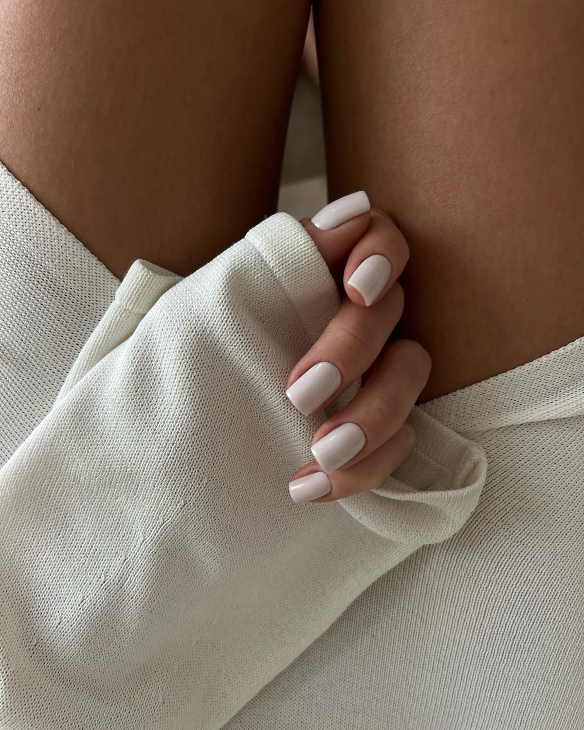 Нежный маникюр без дизайна: оттенки, которые выглядят аккуратно и стильно
