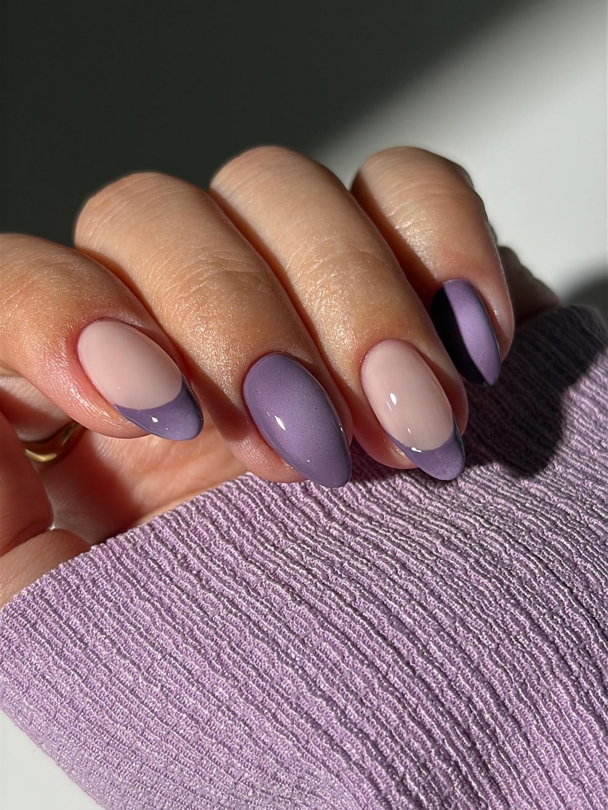 Почему лавандовый маникюр весной выглядит нежнее розового